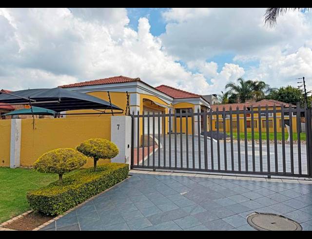 7 BEDROOM HOUSE FOR SALE IN LIEFDE EN VREDE